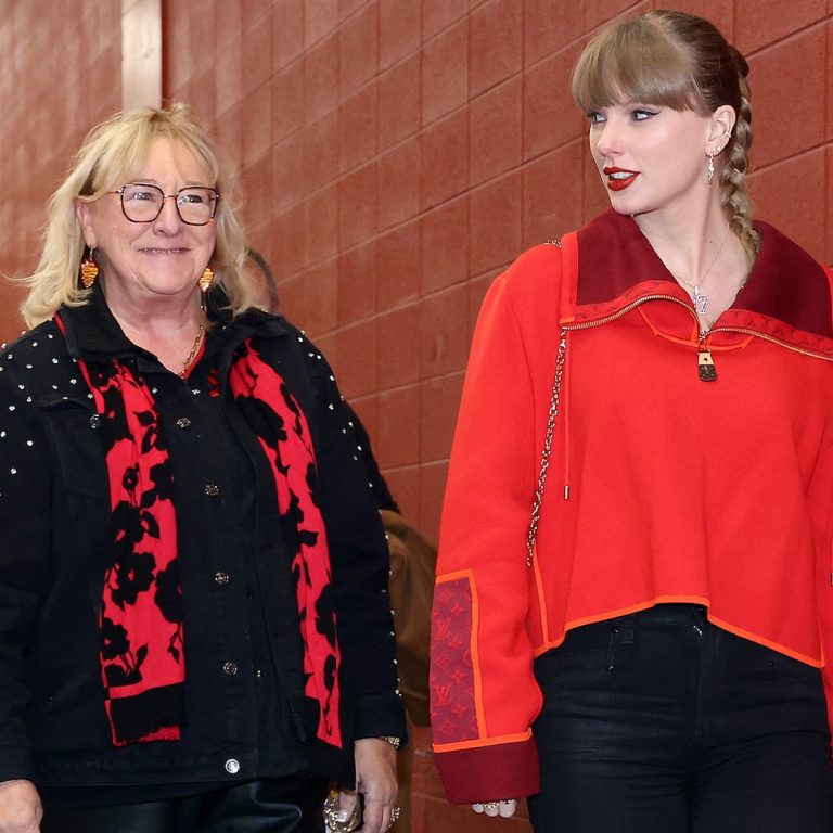 rs_1200x1200-241129110356-Taylor_Swift_Donna_Kelcec.jpg